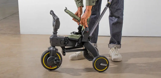 Triciclo evolutivo Liki Trike de Doona, plegado y listo para usar