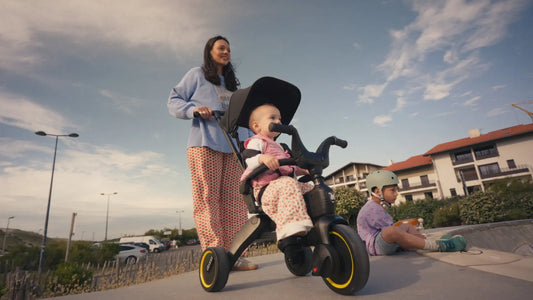 Mujer paseando a su hijo en el triciclo evolutivo Liki Trike