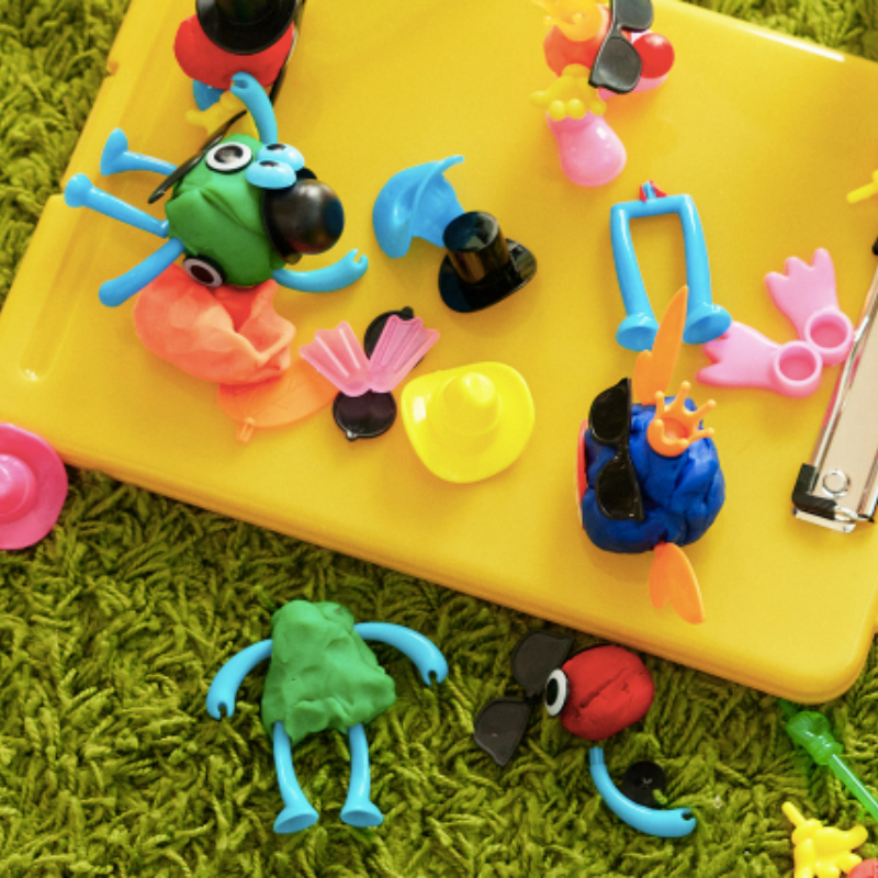 Pack Plasticinas + Balde accesorios + Bandeja